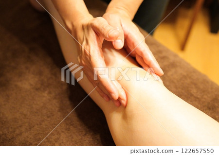 膝上油按摩,仰臥 膝上油按摩,仰臥 122657550