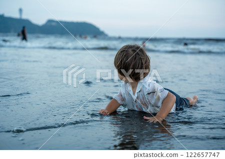 男孩喜歡在海裡玩耍 122657747