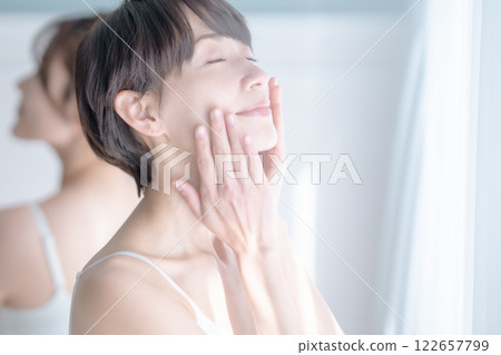 沐浴在早晨陽光下的中年婦女的美麗形象 122657799