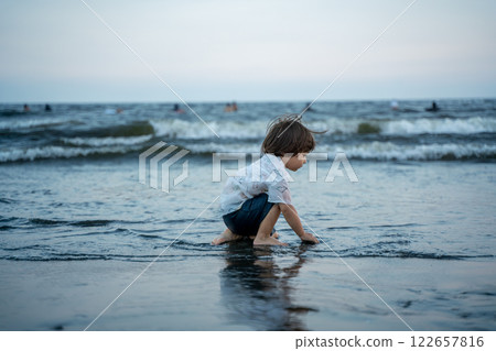 男孩喜歡在海裡玩耍 122657816
