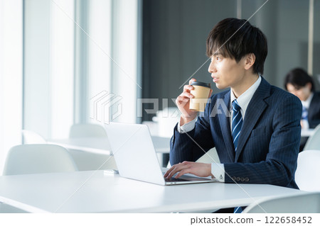 A young businessman 122658452