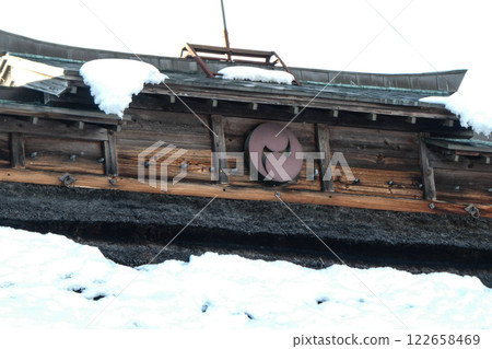 岩手縣瀧澤市藤倉家的南部曲式建築左側,有兩個巴逗號形狀的家族徽章。 岩手縣瀧澤市藤倉家的南部曲式建築左側,有兩個巴逗號形狀的家族徽章。 122658469