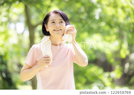 穿著訓練服的中年婦女 122658769