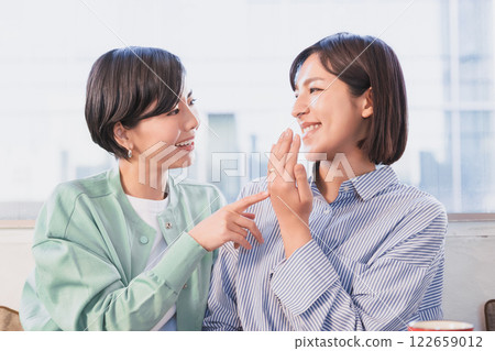 A woman in her 30s receives a message from her best friend or friend about her marriage. 122659012