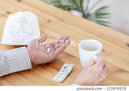 The action of taking medicine, Taking medicine, Taking medicine The action of taking medicine, Taking medicine, Taking medicine 122659379