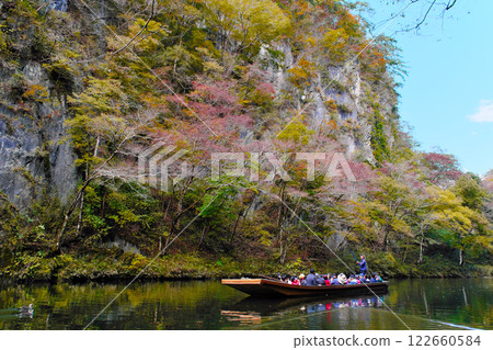 Autumn leaves and boat rides at Geibikei Gorge, Iwate Prefecture Autumn leaves and boat rides at Geibikei Gorge, Iwate Prefecture 122660584