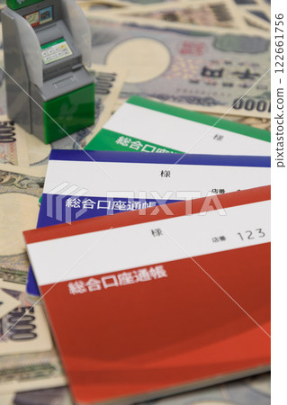 綠色、藍色和紅色的銀行存摺和自動櫃員機 122661756