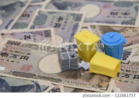 Garbage and paper money 122661757