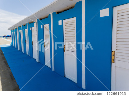 Row of beach huts 122661913