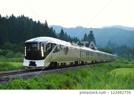 清晨在磐越西線上行駛的TRAIN SUITE Shiki-shima 122662756