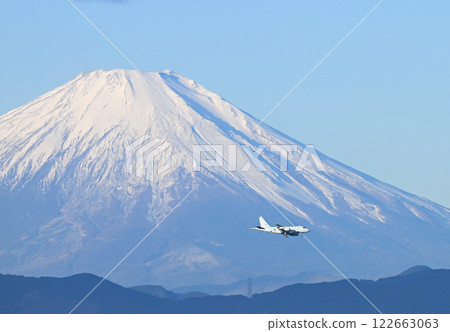 自衛隊飛機在富士山前飛行 122663063