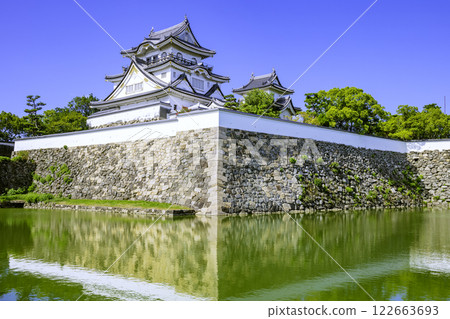 The beautiful Kishiwada Castle tower standing out against the inner moat (Kishiwada City, Osaka Prefecture) 122663693