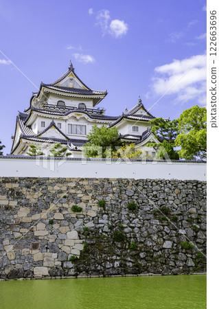 The beautiful Kishiwada Castle tower standing out against the inner moat (Kishiwada City, Osaka Prefecture) The beautiful Kishiwada Castle tower standing out against the inner moat (Kishiwada City, Osaka Prefecture) 122663696