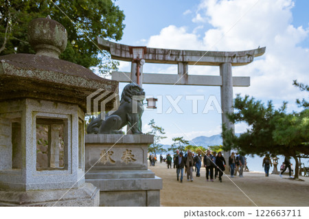 [廣島宮島的石牌坊與獅子狗] 122663711