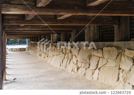 [Under the eaves of Toyokuni Shrine, Miyajima, Hiroshima] 122663720