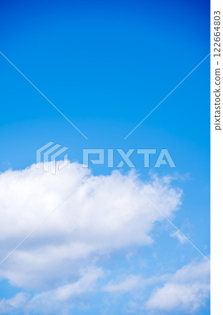 春天的天空，藍天，晴朗的天空，天空素材[神奈川縣藤澤市] 122664803