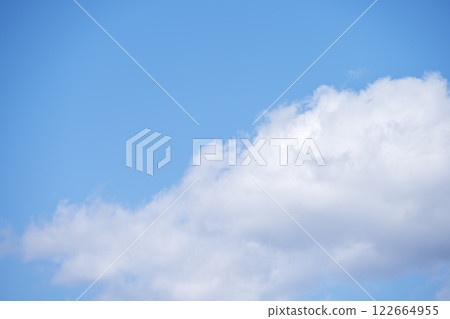 春天的天空，藍天，晴朗的天空，天空素材[神奈川縣藤澤市] 122664955