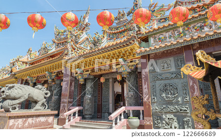 Architecture view of the Buddhist temple with Sculptured dragons pillars and Red lantern in front of Wat Dhammakatanyu. 122666689