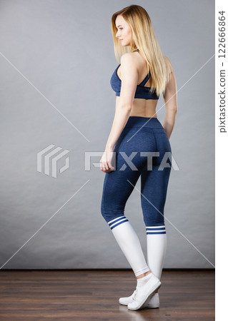 Woman wearing sporty workout outfit Woman wearing sporty workout outfit 122666864