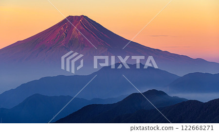 (Yamanashi Prefecture) Spectacular views of red Fuji and mountain ranges in summer (Yamanashi Prefecture) Spectacular views of red Fuji and mountain ranges in summer 122668271