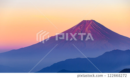(Yamanashi Prefecture) Spectacular views of red Fuji and mountain ranges in summer 122668272