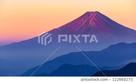 (Yamanashi Prefecture) Spectacular views of red Fuji and mountain ranges in summer 122668273