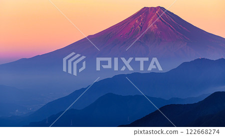 (Yamanashi Prefecture) Spectacular views of red Fuji and mountain ranges in summer 122668274