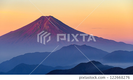 (Yamanashi Prefecture) Spectacular views of red Fuji and mountain ranges in summer 122668276