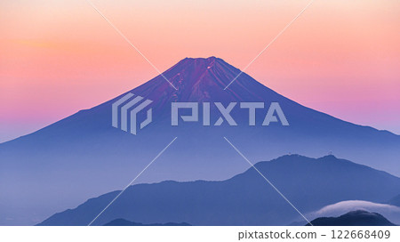 (Yamanashi Prefecture) Red Fuji and mountain ranges seen from Mt. Karagaharazuri (Yamanashi Prefecture) Red Fuji and mountain ranges seen from Mt. Karagaharazuri 122668409