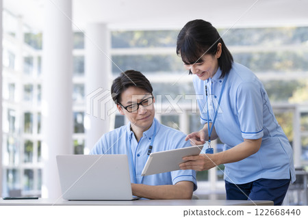 設施工作人員正在開會 設施工作人員正在開會 122668440