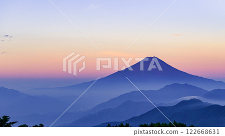 從雁原折山眺望清晨的富士山 122668631