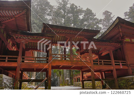 我冒著雪去了比叡山的延歷寺。 我冒著雪去了比叡山的延歷寺。 122668725
