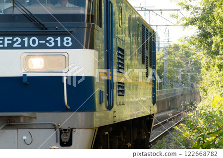 Single-car locomotive EF-210 running on the Takashima Line, a freight branch of the Tokaido Main Line 122668782