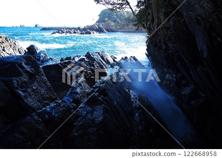Rough waves crashing on Cape Kamiwari in late autumn spew out spray between the oddly shaped rocks. 122668958