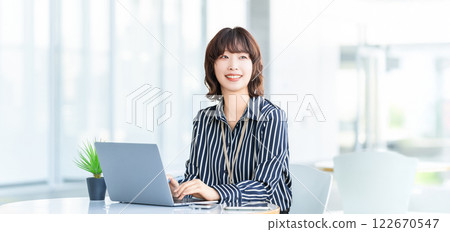 微笑的女商人做案頭工作 122670547