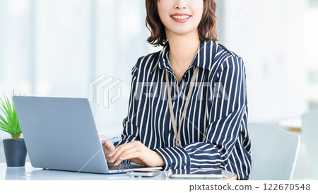 微笑的女商人做案頭工作 122670548