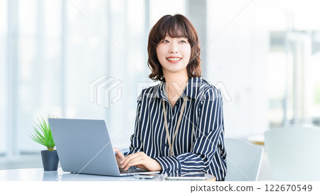 微笑的女商人做案頭工作 122670549