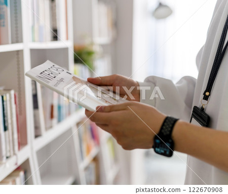 拿著雜誌的男人 122670908