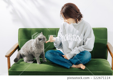 A woman living with a cat A woman living with a cat 122671114