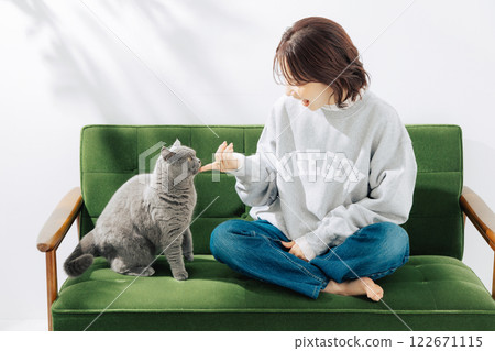 A woman living with a cat 122671115