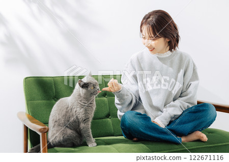 A woman living with a cat 122671116
