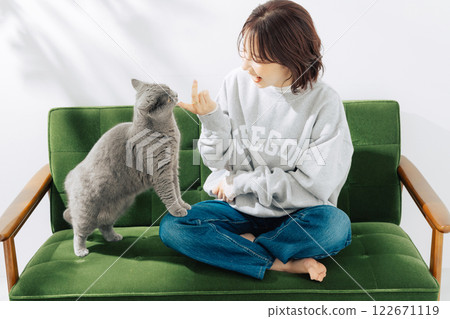 一個女人和一隻貓住在一起 122671119