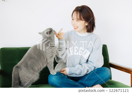 A woman living with a cat 122671121