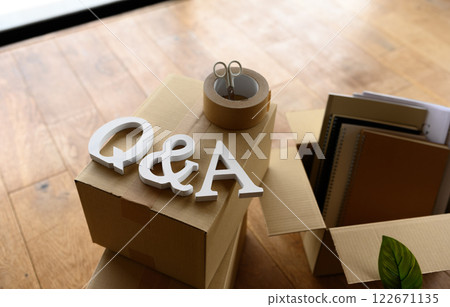 帶有紙板和 QA 的場景 122671135