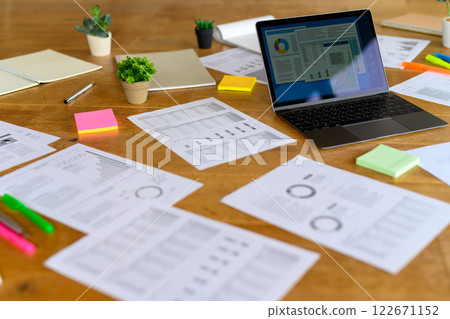 散落的文件和紙張 122671152