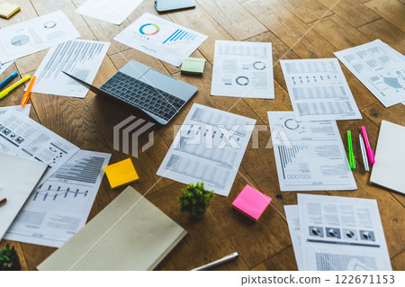 散落的文件和紙張 散落的文件和紙張 122671153