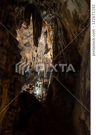 Akiyoshidai: The majestic ceiling of the limestone cave 122671192