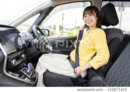 年輕女子駕駛安全駕駛安全帶 122671422