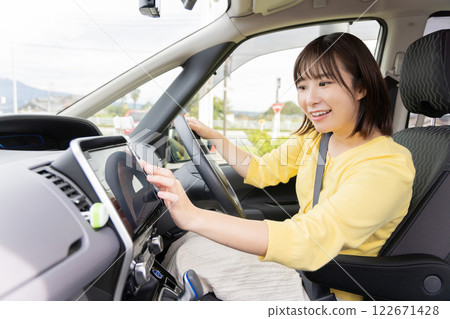 年輕女子駕駛汽車導航 122671428