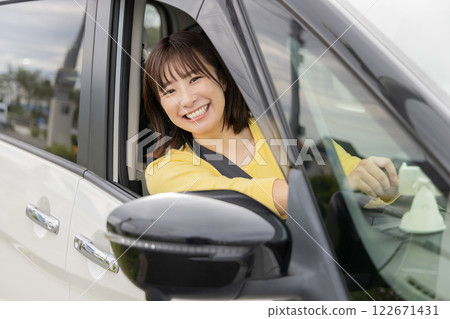 年輕女子駕駛 122671431